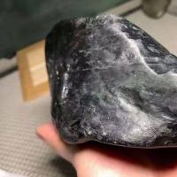 缅甸帝王绿毛石，已开天窗。详情见图。想体验一刀富的朋友速来抢购！！！